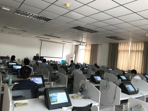 9 吴雅琦老师为成人网站
（武汉）公派出国教师开展国别培训_副本.png